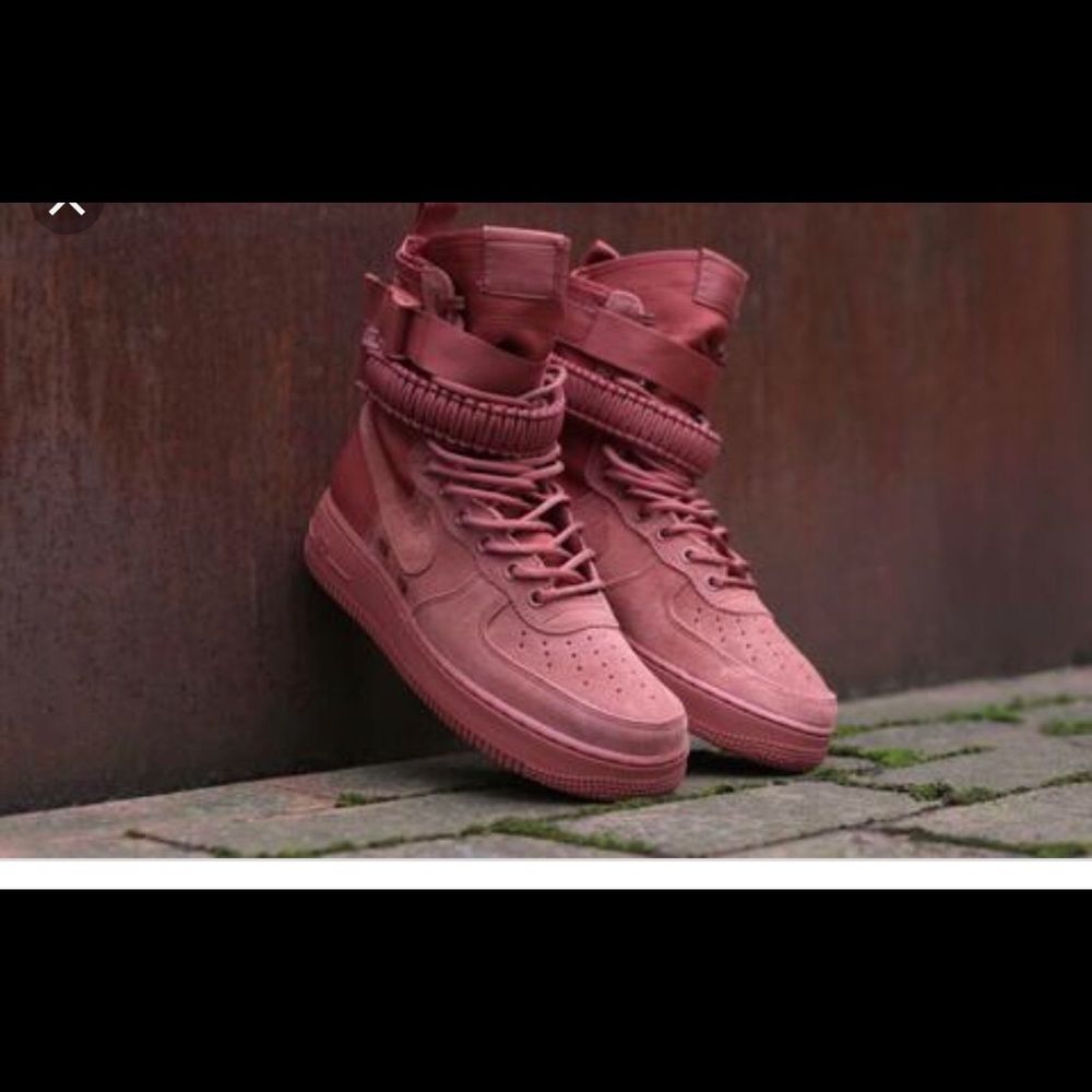 Air Force 1’s Dusty Peach Mids